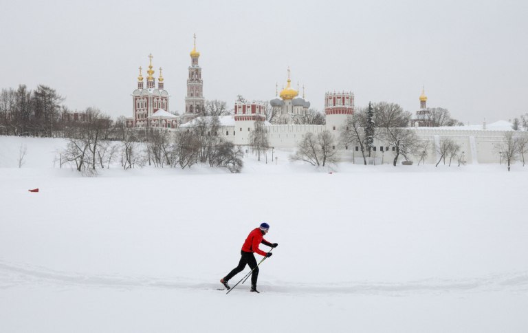 Μόσχα: «Πνιγμένη» στο χιόνι – Πολικές θερμοκρασίες, προβλήματα στα τρένα και αυτοκίνητα ακινητοποιημένα