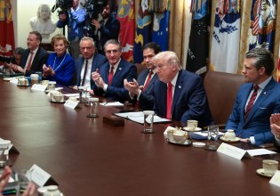 Τραμπ: Ο Πούτιν συμφώνησε να σταματήσει τους βομβαρδισμούς στο Κίεβο και άλλες πόλεις για μία εβδομάδα