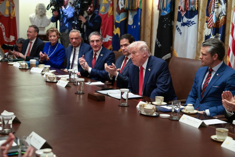 Τραμπ: Ο Πούτιν συμφώνησε να σταματήσει τους βομβαρδισμούς στο Κίεβο και άλλες πόλεις για μία εβδομάδα