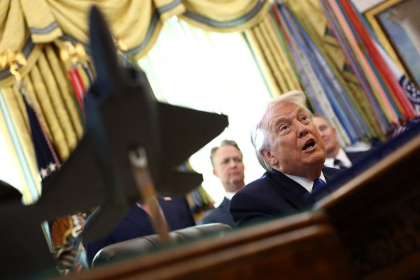 Μετά τις απειλές, ο Τραμπ πιστεύει ότι το Ιράν θέλει να «συνάψει μια συμφωνία»