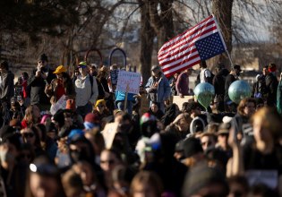 Ο Ντόναλντ Τραμπ δίνει εντολή σε ICE και CBP να μείνουν μακριά από διαδηλώσεις