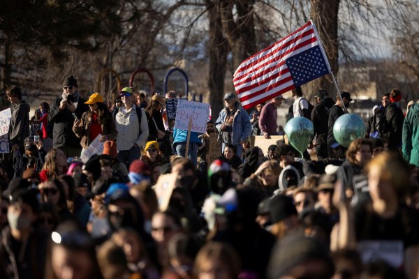 Ο Ντόναλντ Τραμπ δίνει εντολή σε ICE και CBP να μείνουν μακριά από διαδηλώσεις