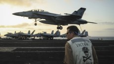 Εκατόμβη στο Ιράν, με το δάχτυλο στη σκανδάλη ο Τραμπ – Κλείνουν πρεσβείες, ξένοι πολίτες εγκαταλείπουν τη χώρα