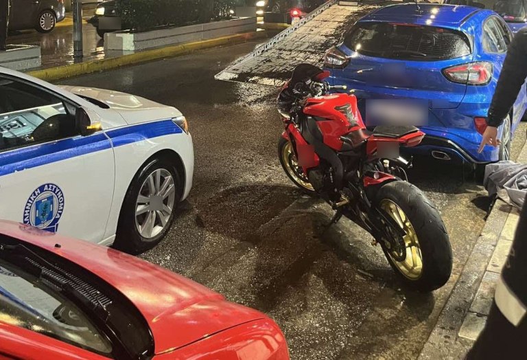 Ταυτοποιήθηκε 22χρονος που ανέβαζε βίντεο στα social media να κάνει κόντρες με τη μηχανή του