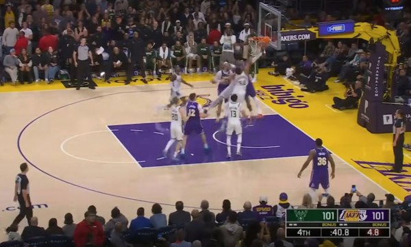 Ρεσιτάλ… άμυνας από τον Αντετοκούνμπο: Η τάπα και το κλέψιμο στον Λεμπρόν που έδωσαν τη νίκη στους Μπακς (vid)