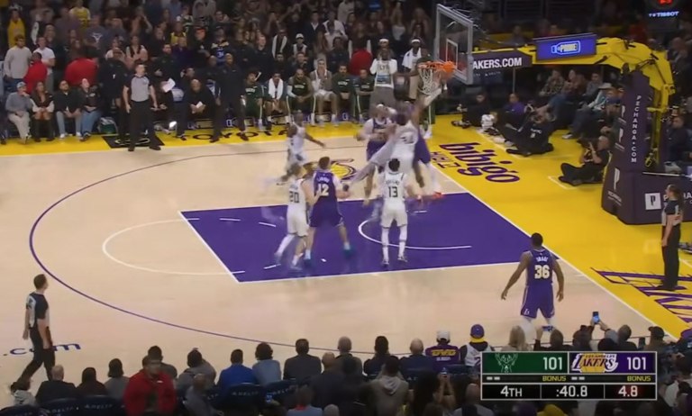 Ρεσιτάλ… άμυνας από τον Αντετοκούνμπο: Η τάπα και το κλέψιμο στον Λεμπρόν που έδωσαν τη νίκη στους Μπακς (vid)