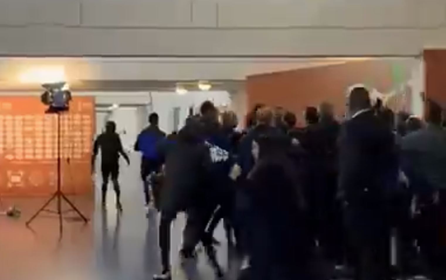 Ασύλληπτο: Οι παίκτες της Αλγερίας έκαναν «ντου» στον διαιτητή στα αποδυτήρια (vid)