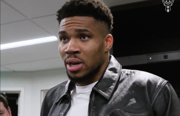 Ο Αντετοκούνμπο πήρε τη φανέλα του Λεμπρόν: «Ίσως είναι το τελευταίο μας παιχνίδι ο ένας απέναντι στον άλλον» (vid)