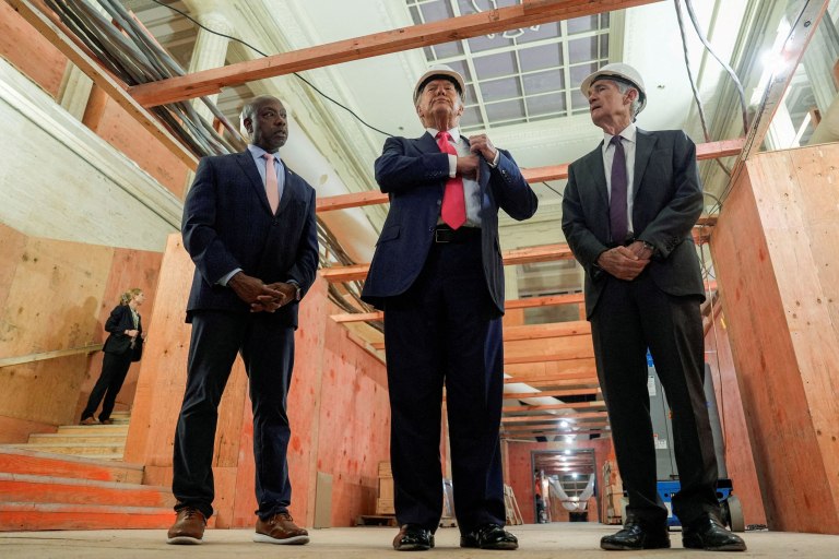 Τραμπ: Να μειωθούν τα επιτόκια – «Βλάκας» ο επικεφαλής της Fed