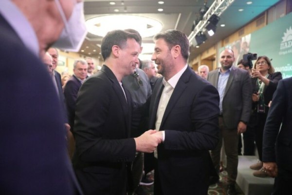 Επίθεση Δούκα και Γερουλάνου σε Ανδρουλάκη με πρόφαση τη «βελόνα» του ΠΑΣΟΚ, που φροντίζουν με τη στάση τους να μην κουνηθεί