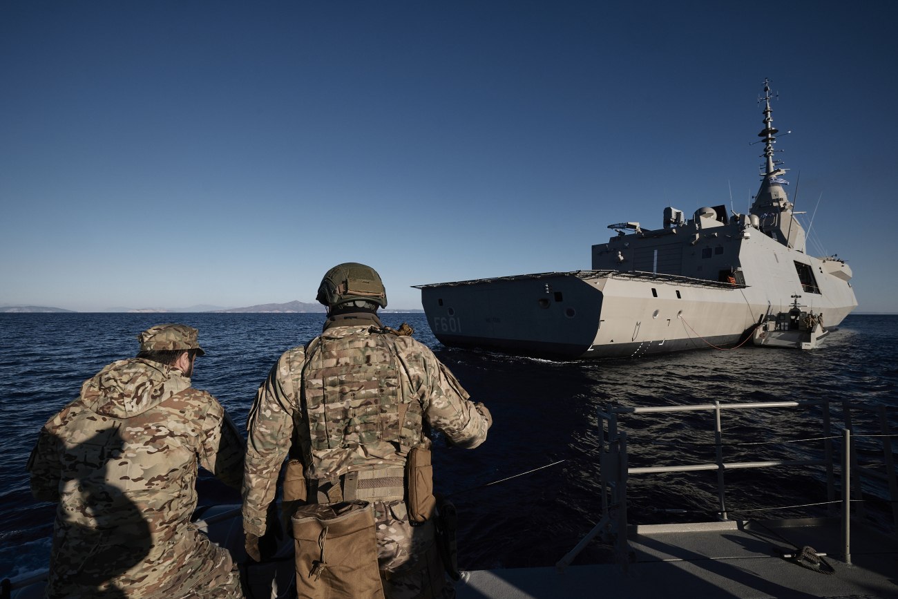 εικόνα που δείχνει την πρώτη ελληνική φρεγάτα Belharra «Κίμων» έξω από τη Σαλαμίνα