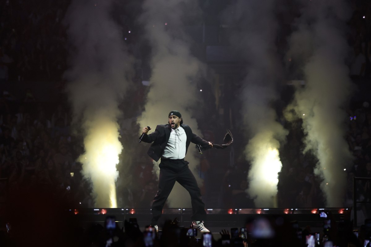 Ο Bad Bunny τιμά την αιματοβαμμένη ιστορία της Χιλής, παρουσιάζοντας ένα μουσικό ύμνο ενάντια στο καθεστώς Πινοσέτ