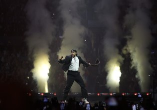 Ο Bad Bunny τιμά την αιματοβαμμένη ιστορία της Χιλής, παρουσιάζοντας ένα μουσικό ύμνο ενάντια στο καθεστώς Πινοσέτ