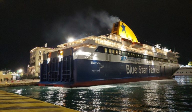 Με το «Blue Star Δήλος» έκανε ποδαρικό το λιμάνι του Πειραιά