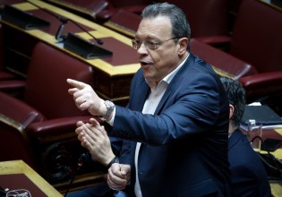 Φάμελλος: Εκτεθειμένος και υποτελής στον Τραμπ ο Μητσοτάκης