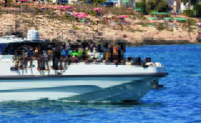 Δίδυμα κοριτσάκια αγνοούνται στη Μεσόγειο – Ήταν σε πλοιάριο που έπεσε σε θύελλα από την Τυνησία προς τη Λαμπεντούζα