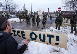 Μινεάπολη: Το FBI αναλαμβάνει την έρευνα για τη δολοφονία – Ανακαλεί την πρόσβαση της Μινεσότα σε υλικό