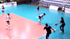 Ελληνικός αθλητισμός εν έτει 2026: Κομμάτια από το ταβάνι σε αγώνα βόλεϊ πέφτουν στα κεφάλια αθλητριών (vid)