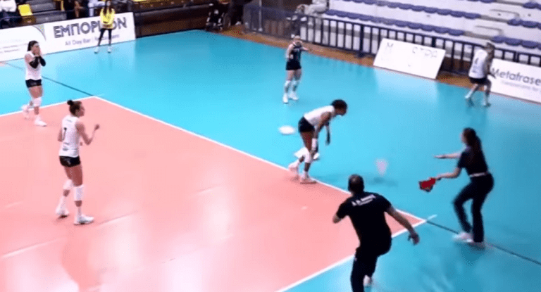 Ελληνικός αθλητισμός εν έτει 2026: Κομμάτια από το ταβάνι σε αγώνα βόλεϊ πέφτουν στα κεφάλια αθλητριών (vid)