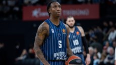 Ο Σέιμπεν Λι πήρε φόρα κι έκανε το κάρφωμα της χρονιάς κόντρα στην Αρμάνι (vid)