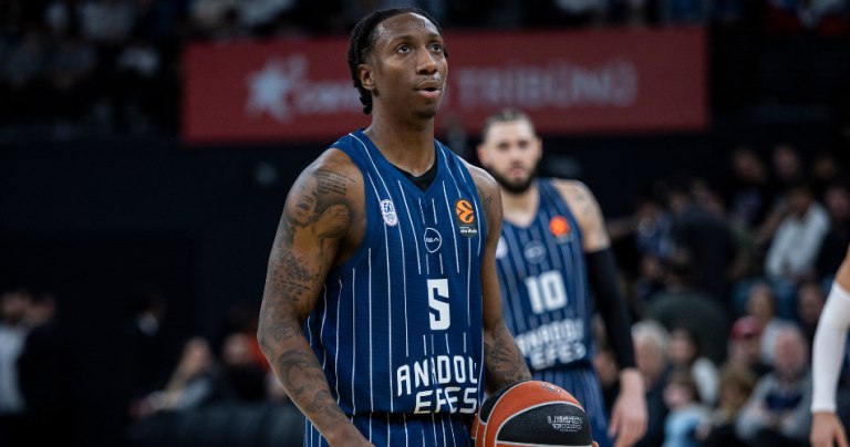 Ο Σέιμπεν Λι πήρε φόρα κι έκανε το κάρφωμα της χρονιάς κόντρα στην Αρμάνι (vid)