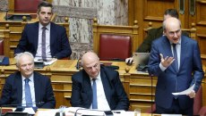 Κόντρα Χατζηδάκη – Ανδρουλάκη στη Βουλή για την ευλογιά και τον «ορό της αλήθειας»