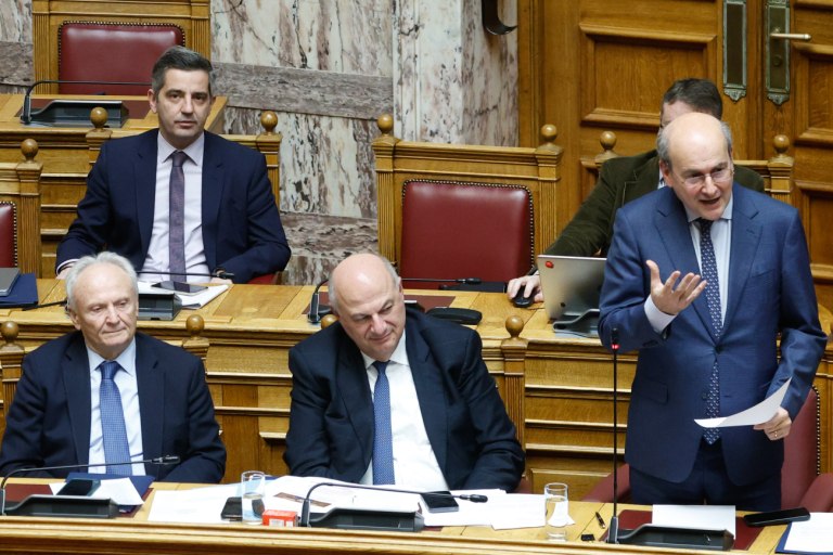 Κόντρα Χατζηδάκη – Ανδρουλάκη στη Βουλή για την ευλογιά και τον «ορό της αλήθειας»