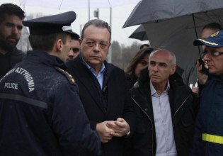 Στον τόπο της τραγωδίας στα Τρίκαλα ο Φάμελλος – «Η κυβέρνηση θέλει να μπαζώσει την αλήθεια και να κρύψει τις ευθύνες της»