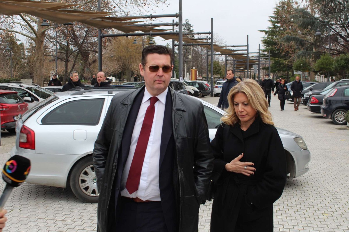 Αναχρονισμού συνέχεια από το περιβάλλον Καρυστιανού: Ο δικηγόρος της θέλει μοναρχία και μοιχεία να τεθούν σε… διαβούλευση