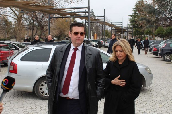 Αναχρονισμού συνέχεια από το περιβάλλον Καρυστιανού: Ο δικηγόρος της θέλει μοναρχία και μοιχεία να τεθούν σε… διαβούλευση