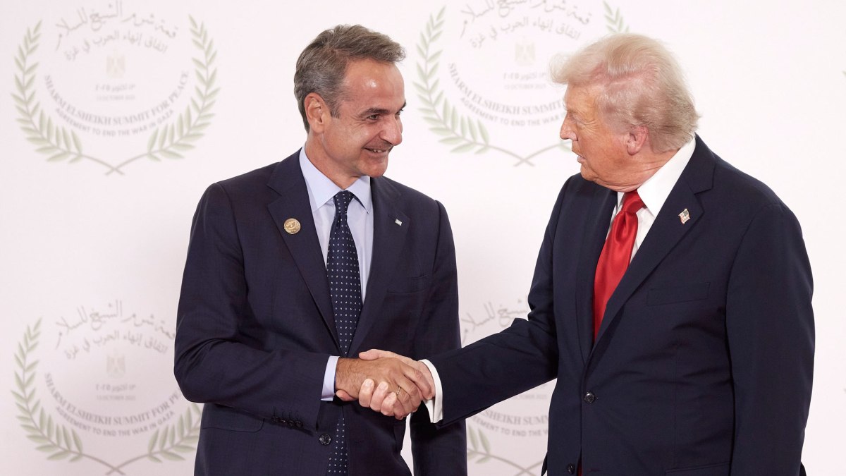 Ο Τραμπ κουρελιάζει το διεθνές δίκαιο και ο Μητσοτάκης με Κύπρο και Θράκη στη μασχάλη σκύβει το κεφάλι, αλλά στους αγρότες τον νόμο θα τον επιβάλει