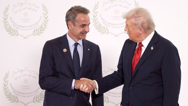 Ο Τραμπ κουρελιάζει το διεθνές δίκαιο και ο Μητσοτάκης με Κύπρο και Θράκη στη μασχάλη σκύβει το κεφάλι, αλλά στους αγρότες τον νόμο θα τον επιβάλει