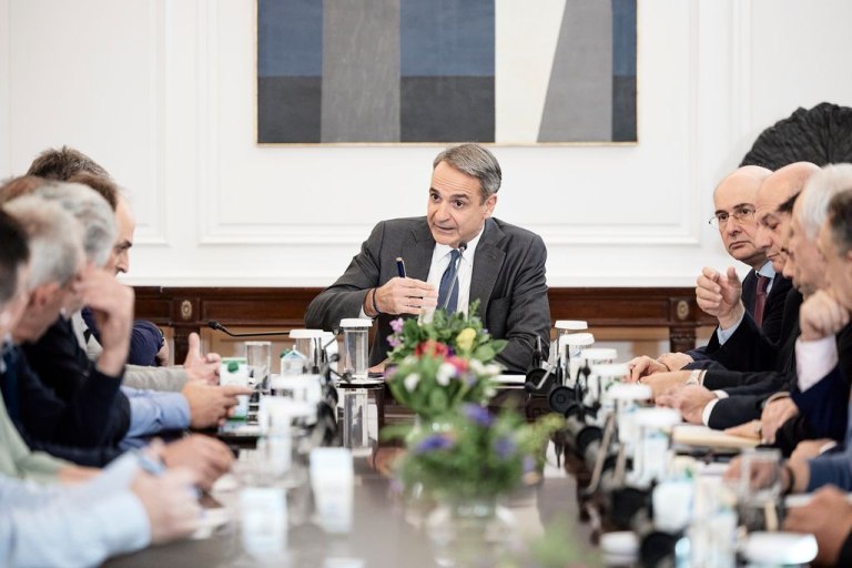 Καρφιά για τους απόντες από τον Μητσοτάκη, με υποσχετικές για το μέλλον «γλυκαίνει» τους παρόντες