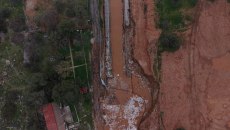 Η βυθισμένη στη λάσπη Βάρη από ψηλά – Κομμένοι δρόμοι και καταστροφές από την κακοκαιρία