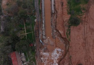 Η βυθισμένη στη λάσπη Βάρη από ψηλά – Κομμένοι δρόμοι και καταστροφές από την κακοκαιρία