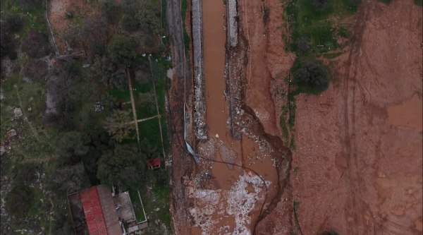Η βυθισμένη στη λάσπη Βάρη από ψηλά – Κομμένοι δρόμοι και καταστροφές από την κακοκαιρία