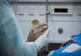 Γρίπη: Καλπάζει η μεταδοτικότητα- ασθμαίνοντας ακολούθησε ο εμβολιασμός