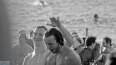 Το έθιμο που ξεκίνησε Έλληνας μετανάστης το 1920 – Στον Καναδά κάποιοι καλωσορίζουν το νέο έτος με βουτιές στα παγωμένα νερά