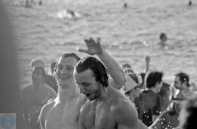 Το έθιμο που ξεκίνησε Έλληνας μετανάστης το 1920 – Στον Καναδά κάποιοι καλωσορίζουν το νέο έτος με βουτιές στα παγωμένα νερά