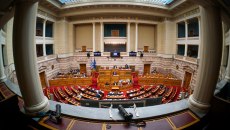 Νέες σκηνές χάους στη Βουλή: Κόντρες, Κωνσταντοπούλου – προεδρείου, διακοπή και ξενύχτι στην Ολομέλεια