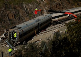 Ισπανία: Μεταλλικό κομμάτι που βρέθηκε κοντά στο σημείο της σύγκρουσης των δύο τρένων ίσως βοηθήσει τους ερευνητές