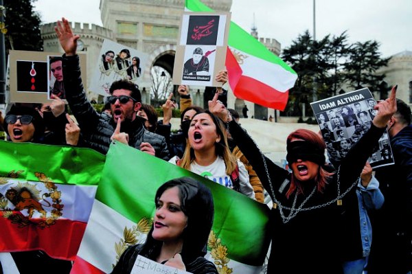 Η Αυστραλία καλεί τους πολίτες της να εγκαταλείψουν το Ιράν