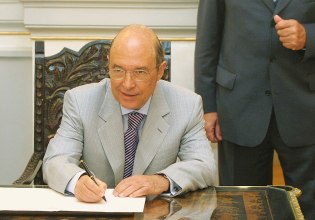 Σημίτης: «Τιμάμε την παρακαταθήκη του» – Το μήνυμα του ΠΑΣΟΚ για τον ένα χρόνο από τον θάνατό του