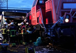 Αμβούργο: Σύγκρουση λεωφορείου με τρένο στο λιμάνι – Ένας νεκρός και εννέα τραυματίες