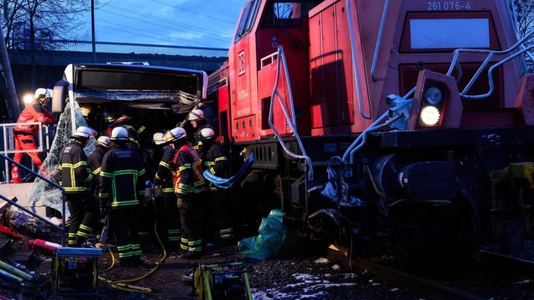 Αμβούργο: Σύγκρουση λεωφορείου με τρένο στο λιμάνι – Ένας νεκρός και εννέα τραυματίες