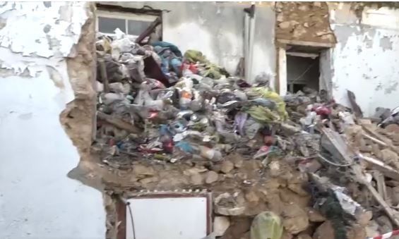 Πειραιάς: Κατέρρευσε εγκαταλελειμμένο κτίριο – Ζημιές σε αυτοκίνητα