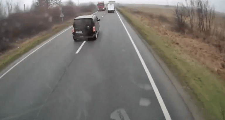 Σοκάρει Έλληνας οδηγός την ώρα που περνά από το σημείο της τραγωδίας (vid)