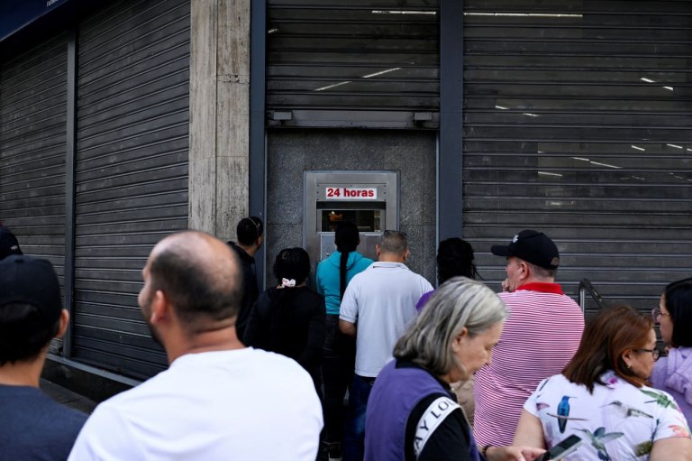 Βενεζουέλα: Ουρές σε ΑΤΜ και σουπερμάρκετ – Άδειοι δρόμοι στο Καράκας