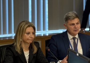 Το πολιτικό φλερτ Καρυστιανού – Φαραντούρη και η αντίφαση για τις συνεργασίες με το «παλιό» κομματικό σύστημα