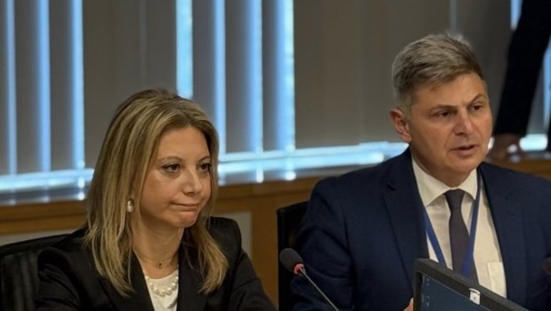 Το πολιτικό φλερτ Καρυστιανού – Φαραντούρη και η αντίφαση για τις συνεργασίες με το «παλιό» κομματικό σύστημα